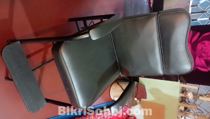 পার্লার বা সেলুনের ২ টা পোলডিং চেয়ার সেল হবে